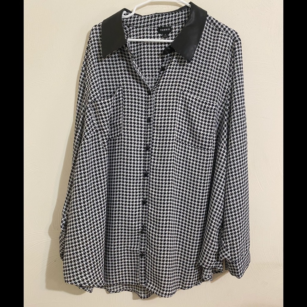 💋EUC Torrid blouse with leather collar